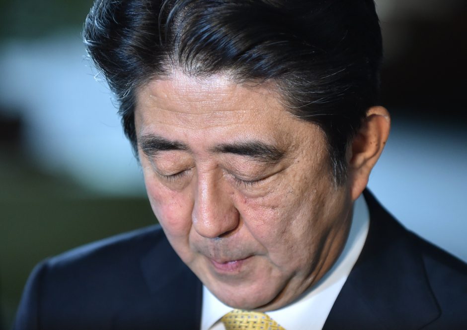 Japonijos premjeras dėl lėšų panaudojimo skandalo prarado dvi ministres