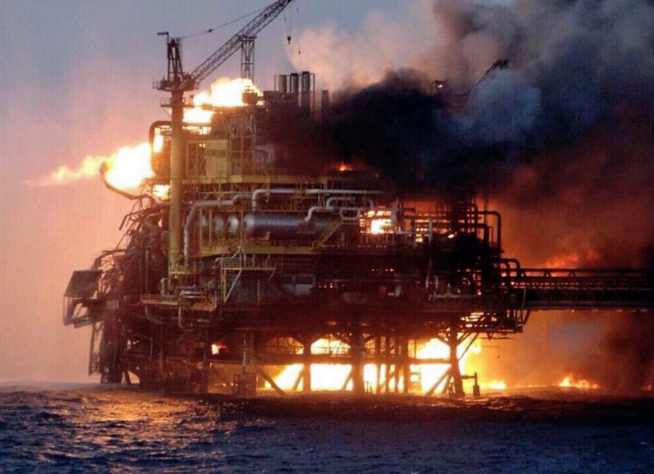 Meksikos naftos gavybos platformoje per sprogimą ir gaisrą žuvo 4 žmonės