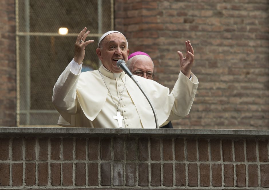 Popiežius ragina Bažnyčią nenusigręžti nuo išsiskyrusių katalikų