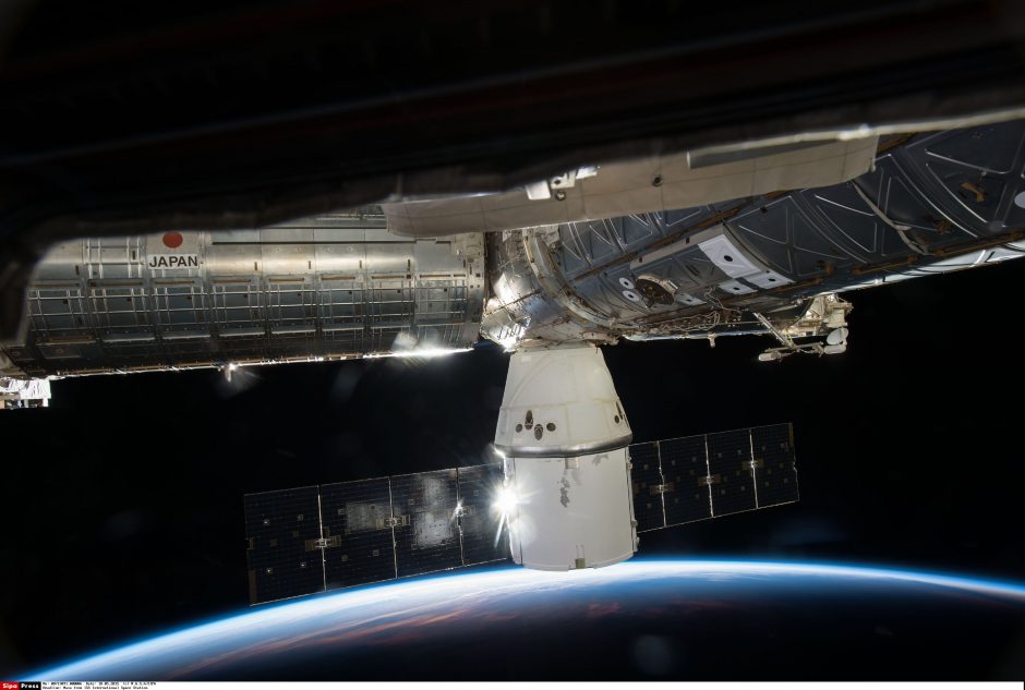 „SpaceX“ krovininė kapsulė grįžta į Žemę