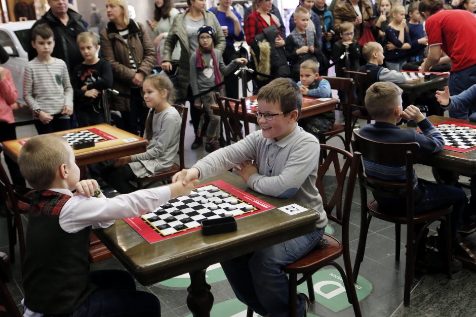 Moksleiviai varžėsi prie šaškių lentų