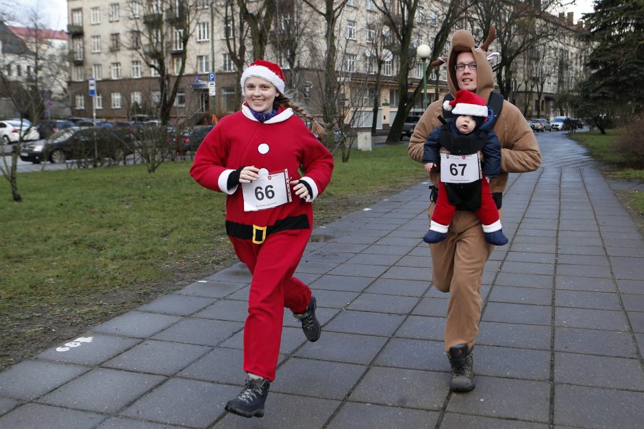 Klaipėdoje linksmo kalėdinio bėgimo dalyviai nepamiršo tauraus tikslo