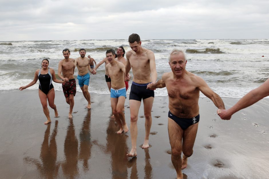 Sveikuoliai Antrojoje Melnragėje atidarė maudynių sezoną