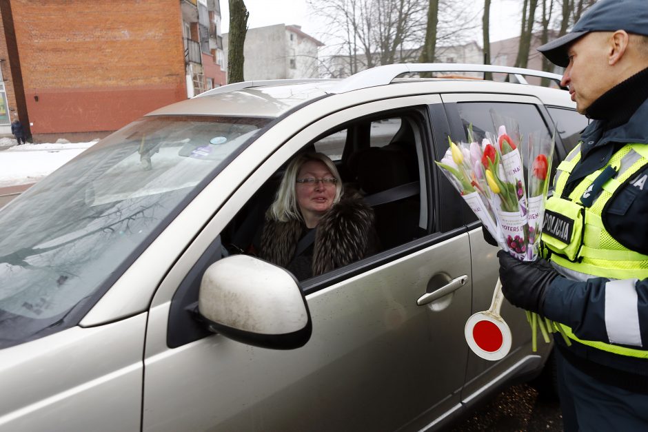 Kelių policijos patruliai pradžiugino moteris