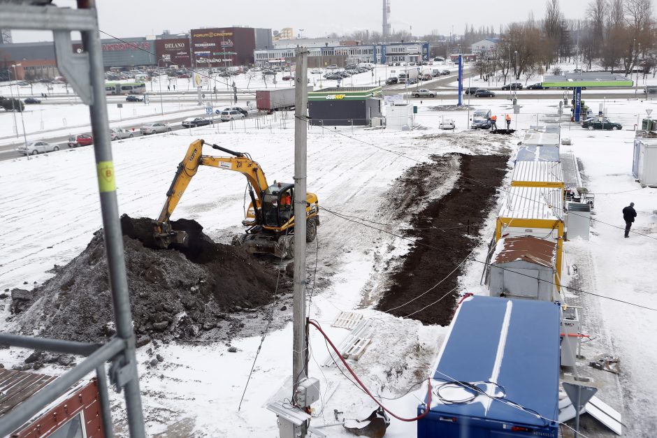 Meras apžiūrėjo baigiamą statyti baseiną