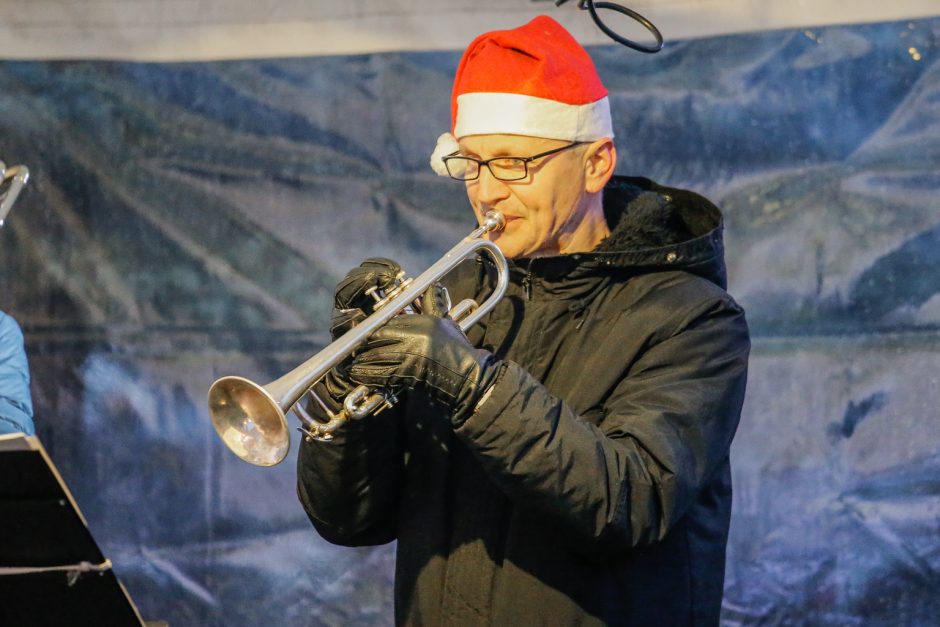 Kalėdinės melodijos – Klaipėdos senamiestyje, prie šviečiančio kubo