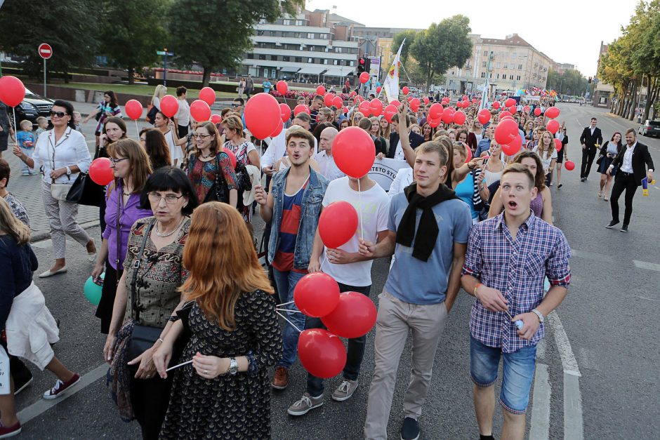 Miestą užliejo studentijos banga