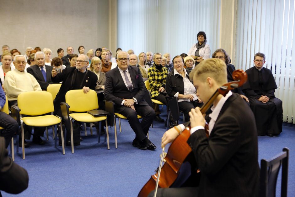 Ligoninę sušildė menininkų dovanos