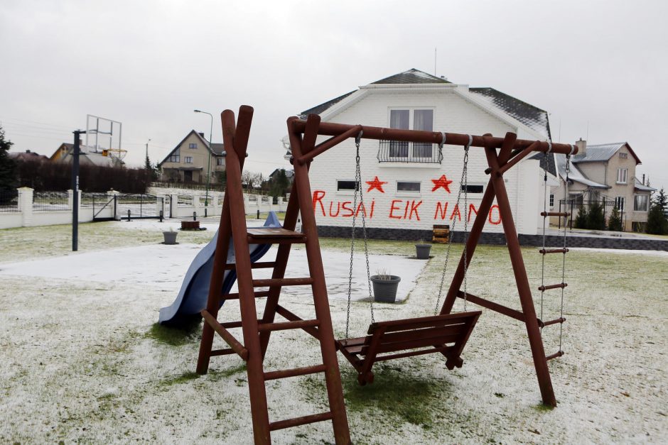 Politikės dukrą išgąsdino antirusiški užrašai