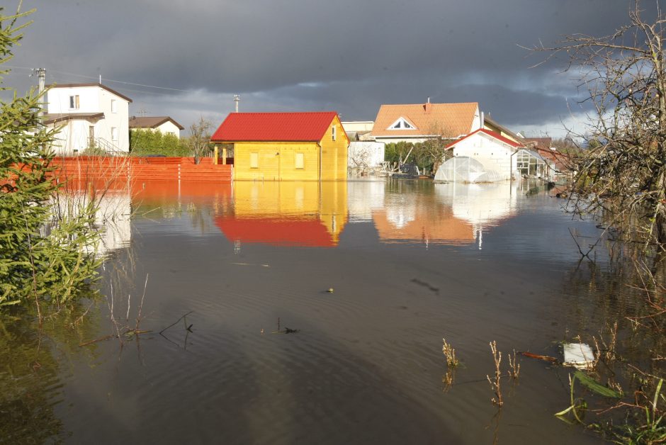 Purmaliuose vanduo tuoj sieks namų stogus