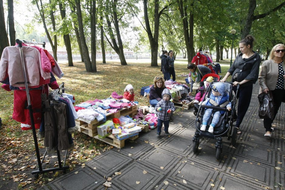 Šeimų šventėje – spalvinga važiuosena ir tėčių lopšinės