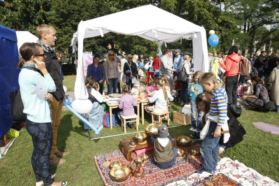 Šeimų šventėje – spalvinga važiuosena ir tėčių lopšinės