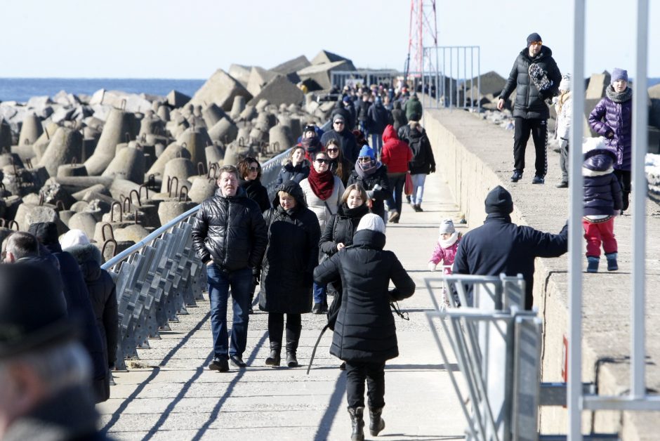 Saulėtą sekmadienio popietę pramogavo prie jūros