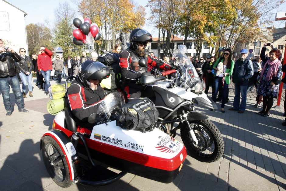 Į Bengaliją motociklininkai išvyko su duona ir lašiniais