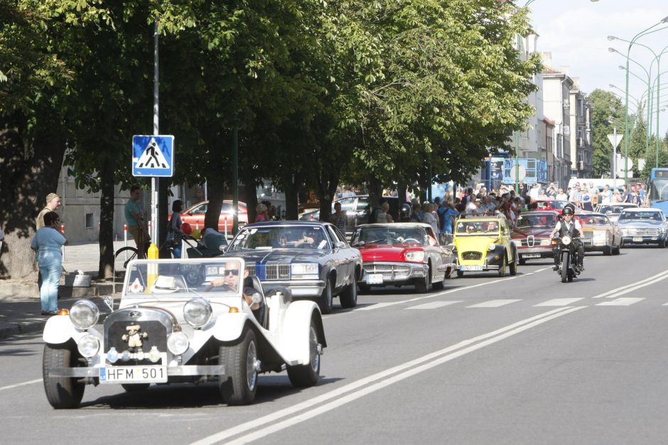 Miesto gatvėse – senovinių automobilių paradas