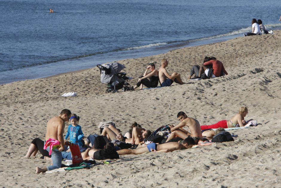 Rudeniškuose paplūdimiuose – vasariškos pramogos