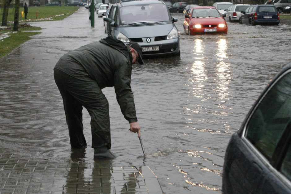 Klaipėda skęsta: užlieti kiemai, sugedusios mašinos (draudikų komentarai)