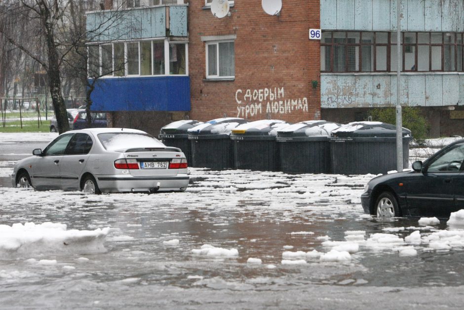 Klaipėda skęsta: užlieti kiemai, sugedusios mašinos (draudikų komentarai)