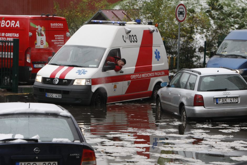 Dėl apsemto kelio į iškvietimą medikai ėjo pėsčiomis