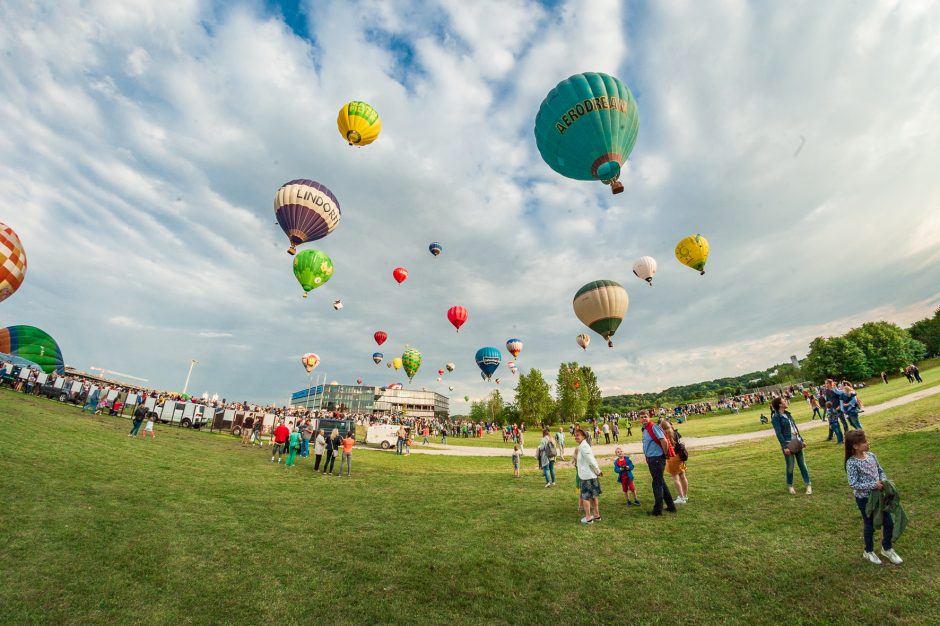 Neregėta: šimtmečio proga virš Kauno pakilo šimtas oro balionų