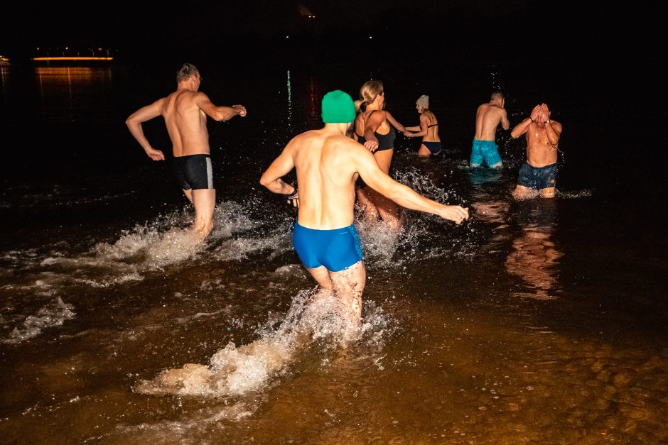 Naktinė atrakcija: kauniečiai šoko į stebuklingą Nemuno vandenį