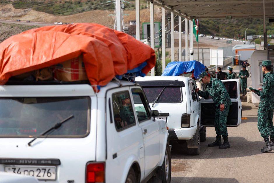 Šaltinis: Azerbaidžanas tarp pabėgėlių iš Kalnų Karabacho ieško įtariamų karo nusikaltėlių