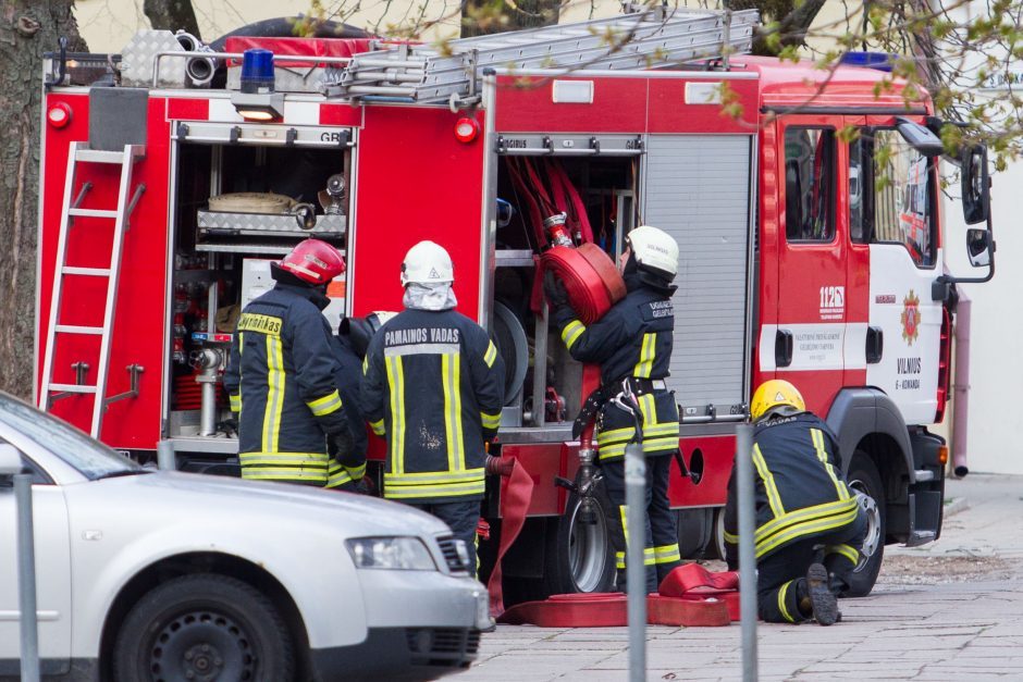 Neblaivų vairuotoją ugniagesiai traukė per bagažinę