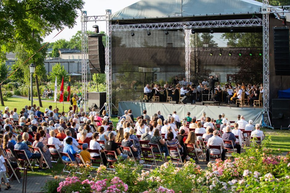 Vasaros festivalį Šiauliuose tęsia „Keistuolių teatro“ spektaklis ir užburiančių serenadų koncertas