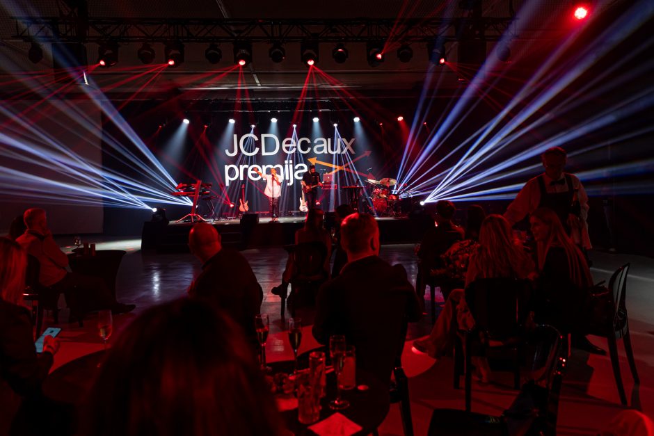 Kviestiniams svečiams pristatyta šeštoji konkursinė paroda „JCDecaux premija. Tarpai“