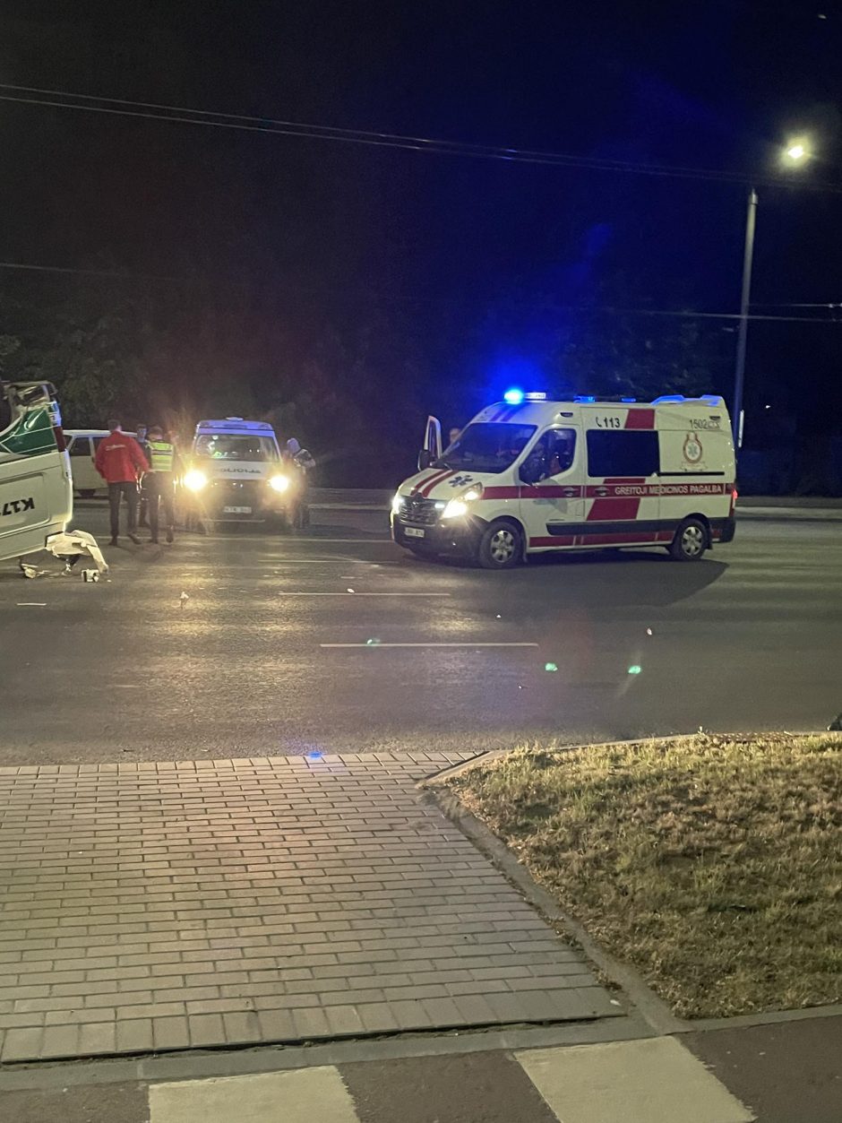 Kaune į avariją pateko į iškvietimą vykęs policijos automobilis