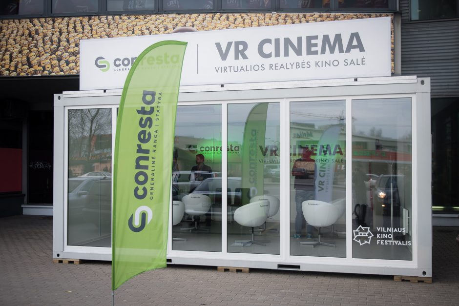 Pirmoji Lietuvoje virtualios realybės kino salė sutraukė būrį smalsuolių
