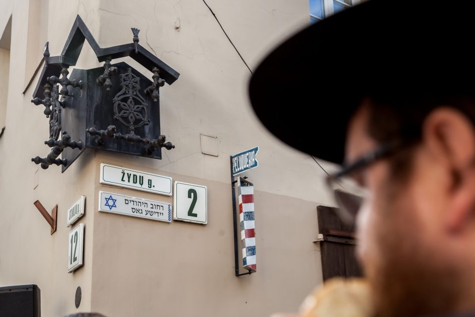 Sostinės Žydų gatvėje atsirado lentelė hebrajų ir jidiš kalbomis