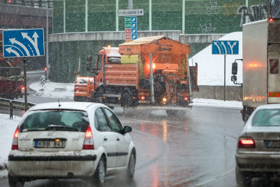 Sniegas įsismarkavo ir sostinėje: pasipylė avarijos, kemšasi gatvės