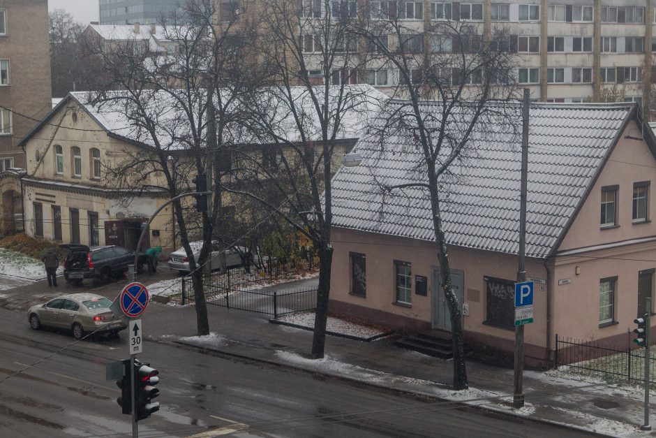 Pirmo sniego krikštas sostinei: 22 automobiliai nuvažiavo nuo kelio