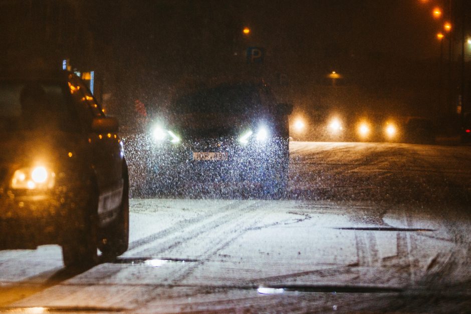 Įspėja apie sunkias eismo sąlygas naktį: snigs, pustys, kils pūga