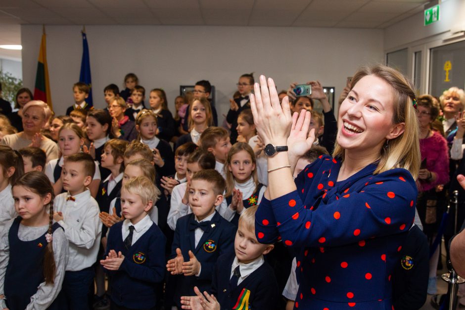 Bronzinė J. Basanavičiaus skulptūra persikraustė į progimnaziją