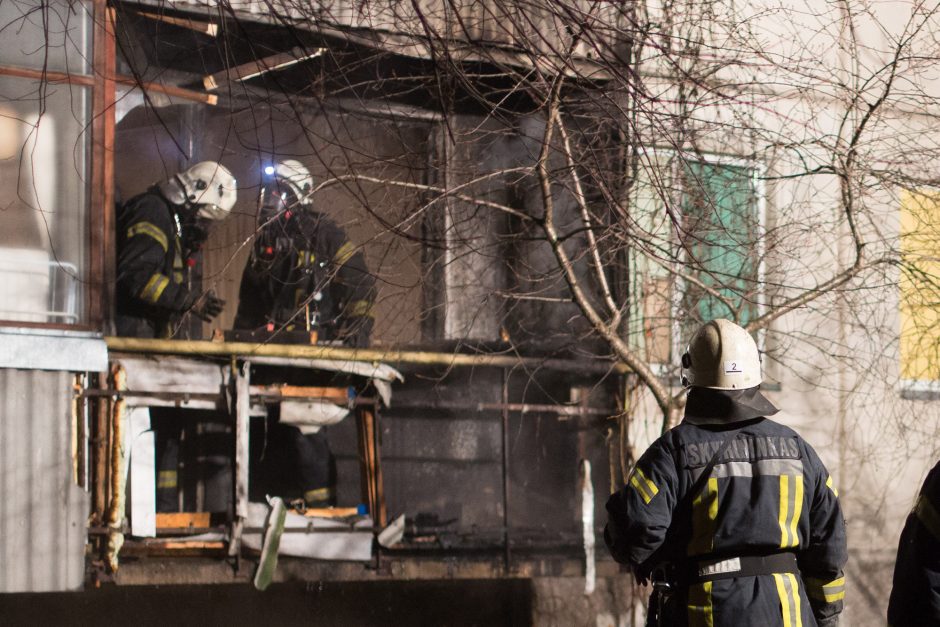 Vilniuje užsidegė butas penkiaaukštyje, ugniagesiai gelbėjo žmones