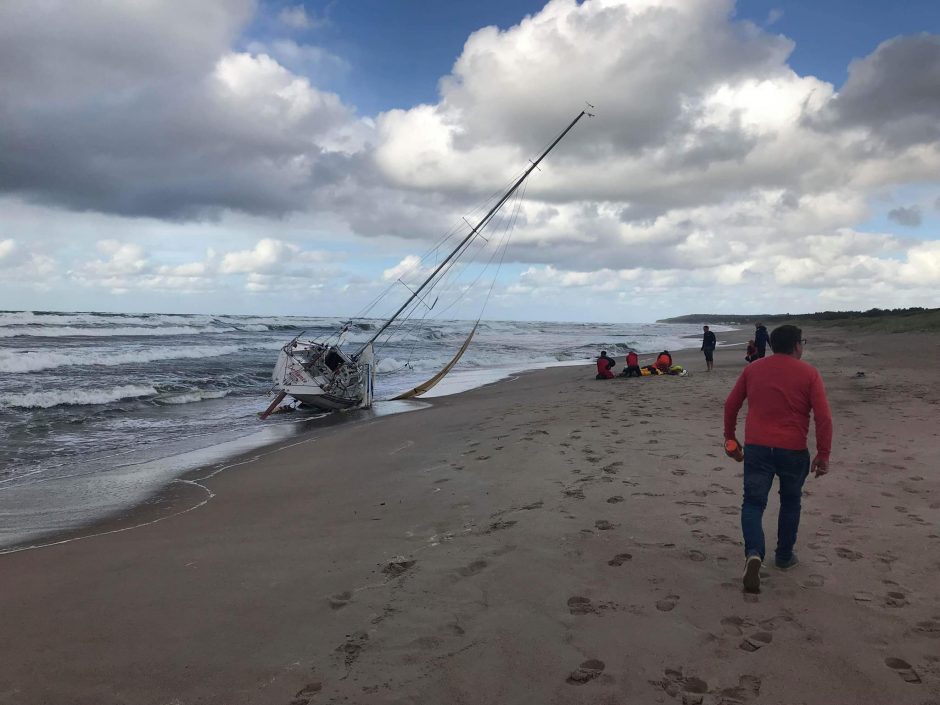 Nutraukta Baltijos jūroje dingusių vyrų paieška, išgelbėta mergina mirė