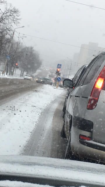 Sniegas įsismarkavo ir sostinėje: pasipylė avarijos, kemšasi gatvės