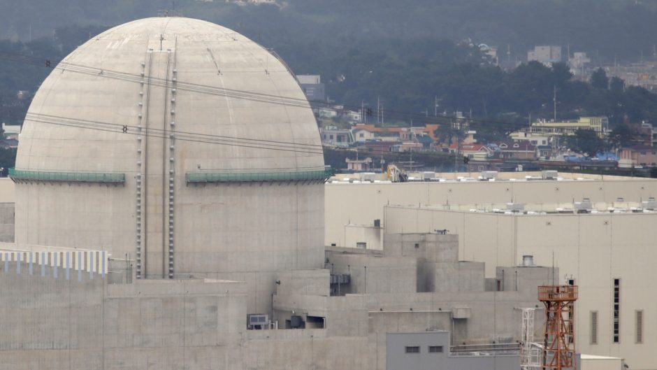 Pietų Korėjos atominėje elektrinėje nutekėjus dujoms žuvo trys darbininkai