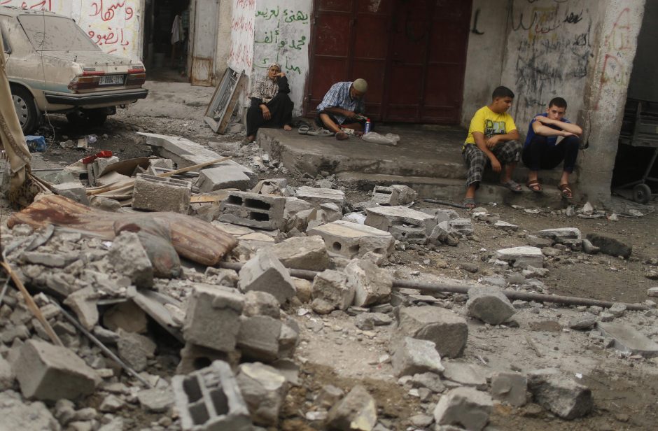 Gazos Ruože iš griuvėsių traukiant lavonus, žuvusiųjų skaičius viršijo 1000