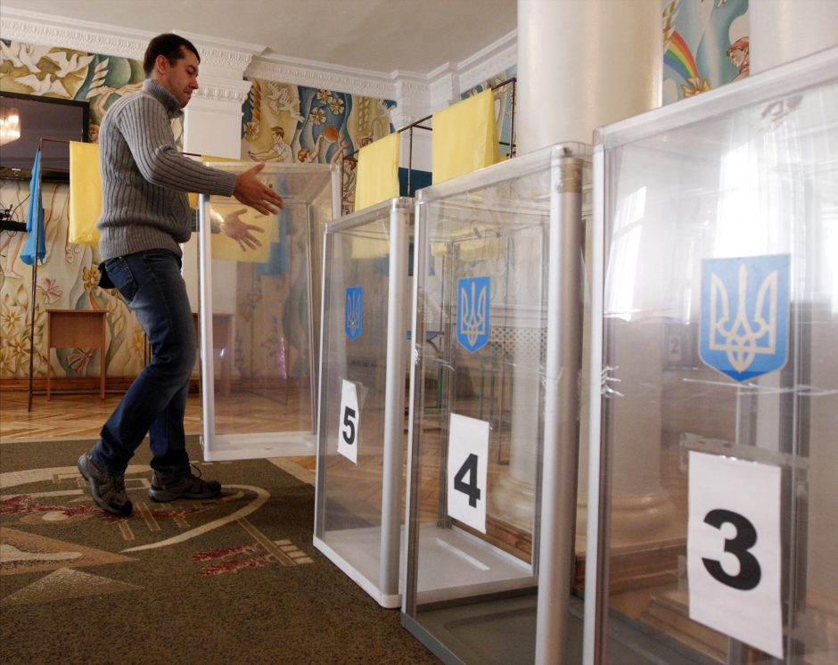 Ukrainos rytuose pirmalaikiai rinkimai nevyks 15 apygardų iš 32