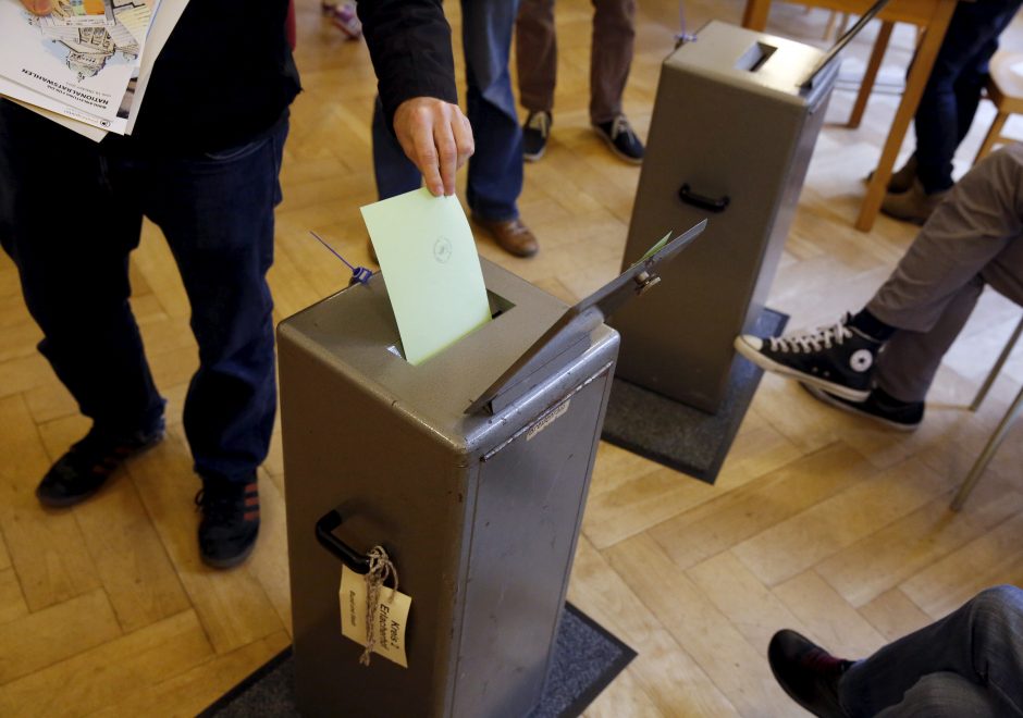Šveicarai balsuoja dėl naujų galių suteikimo žvalgybos tarnyboms