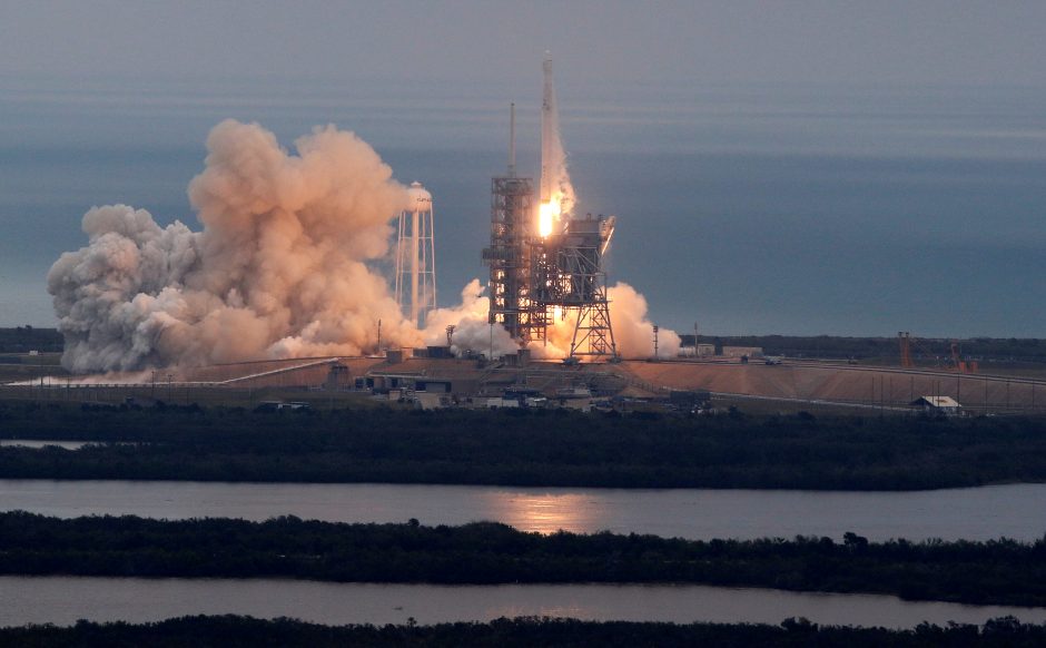 „SpaceX“ raketa su kroviniu startavo iš istorinės aikštelės