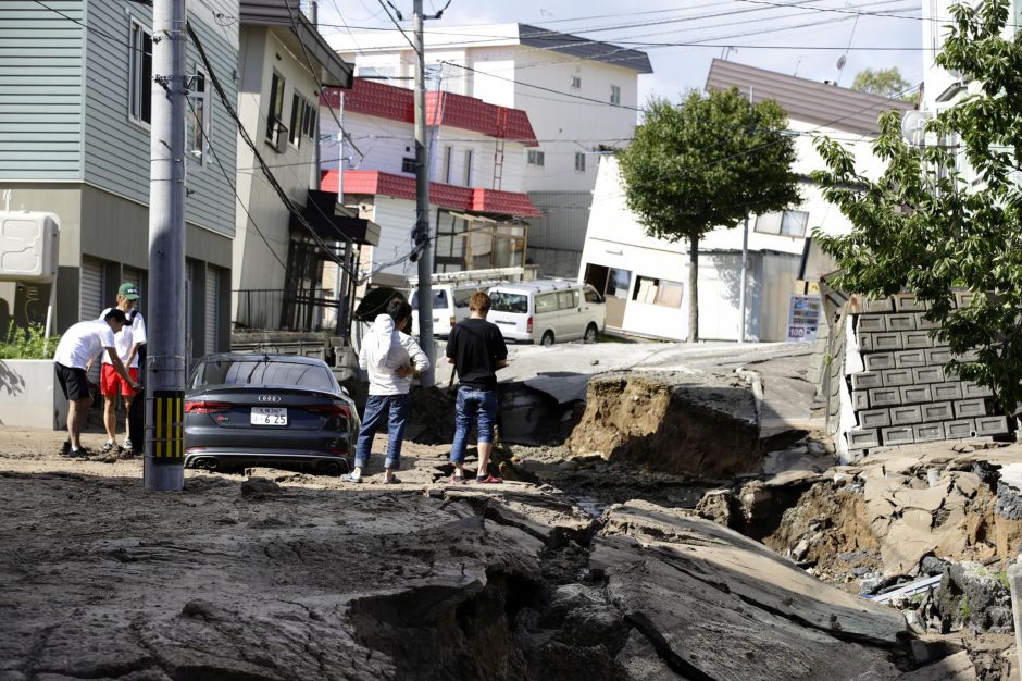 Japonijoje stiprus žemės drebėjimas sukėlė nuošliaužų, yra aukų