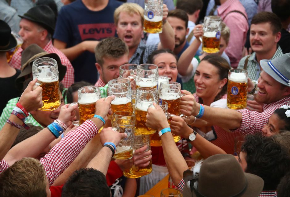 Miunchene liejasi alus: prasidėjo kasmetinis festivalis „Oktoberfest“