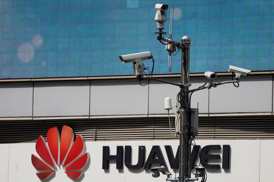 „Huawei“ iškėlė bylą JAV dėl draudimo naudoti jos gaminius