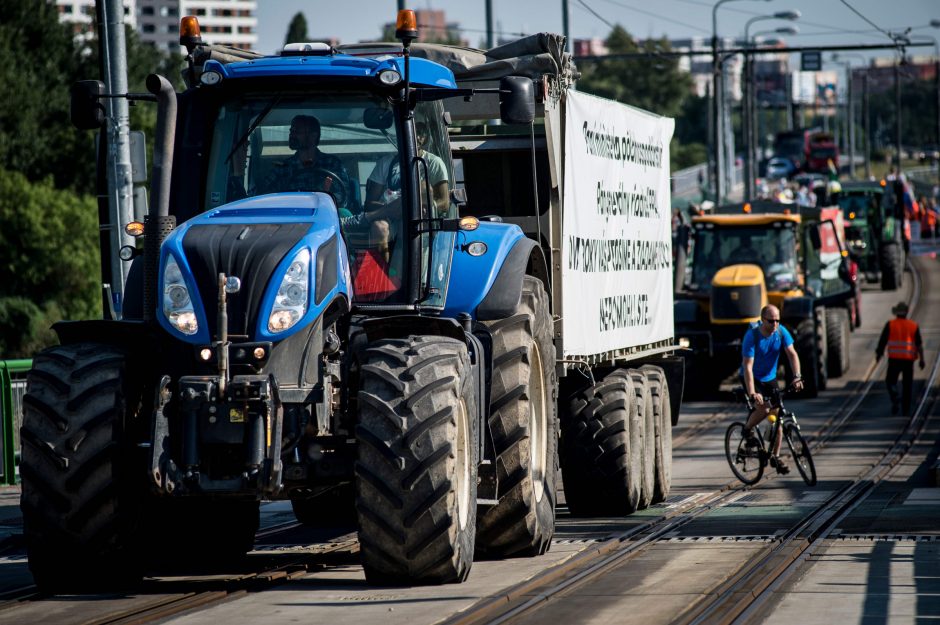 Slovakijoje prie masinių protestų prisidėjo ūkininkai su traktoriais