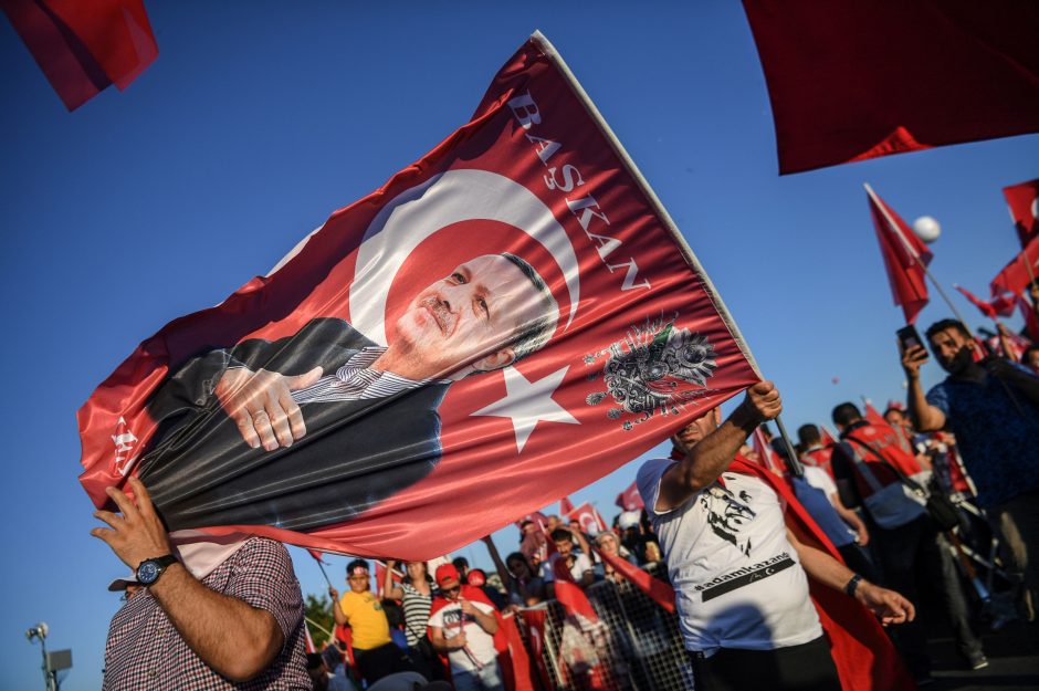 Turkijoje atšaukta dvejus metus galiojusi nepaprastoji padėtis