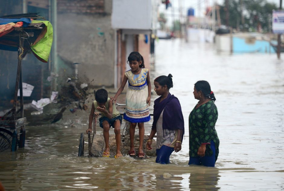 „Caritas“ ragina žmones aukoti potvynių nuniokotai Indijai